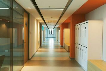 美国蒙特沃德高中上海校区走廊.jpg