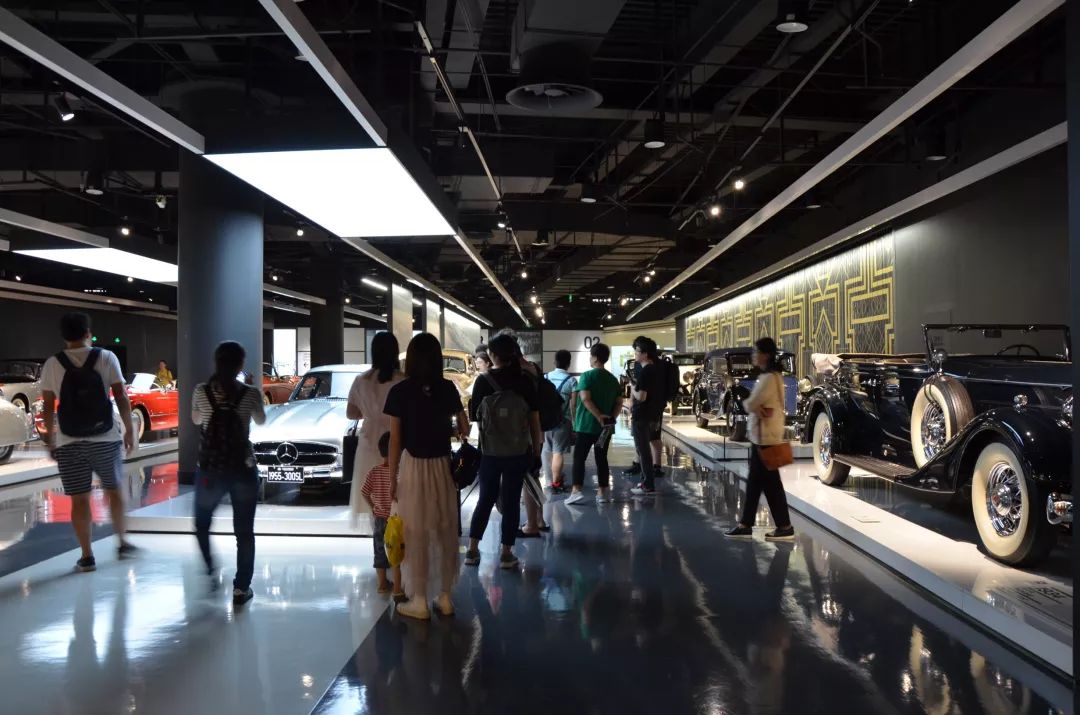 美国费尔蒙特高中(上海)AP中心学生参观上海汽车博物馆