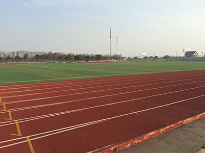 中加枫华国际学校环境：跑道与足球场