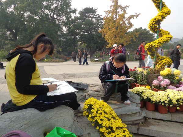 北京尚丽外国语学校　学生在公园写生