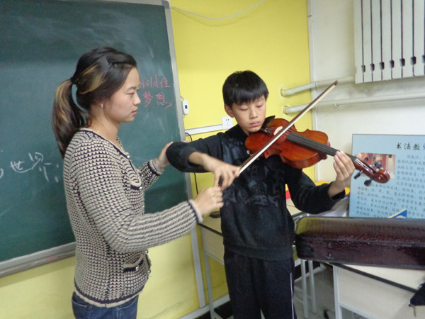 北京海淀区尚丽外国语学校 小提琴课堂上老师现场指导