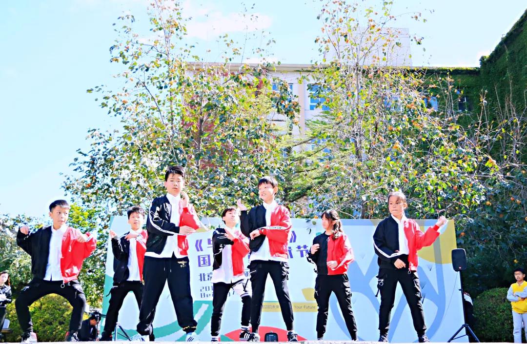 北京爱迪学校的孩子们在柿子树下跳舞 在老厂房里画画
